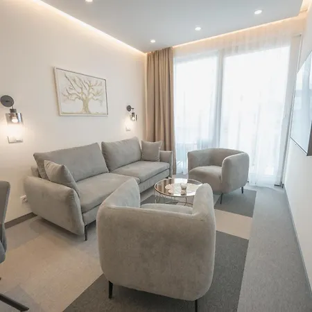 Aparthotel Aura *
