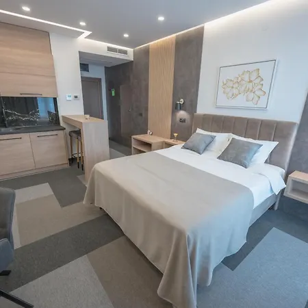 Aparthotel Aura *
