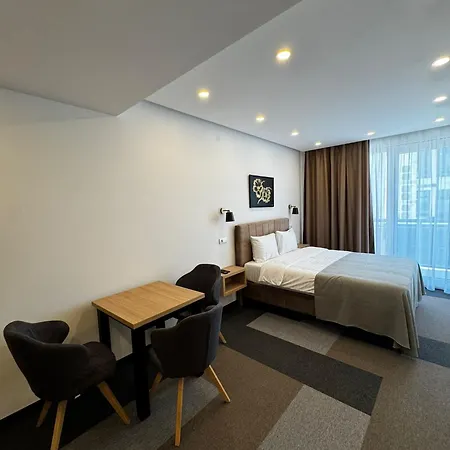 Aura Aparthotel *