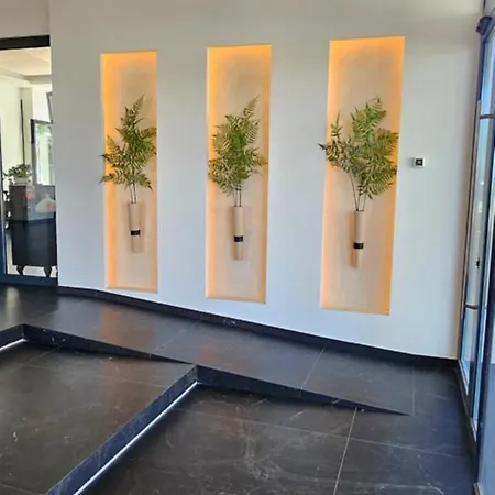 Aura Aparthotel *